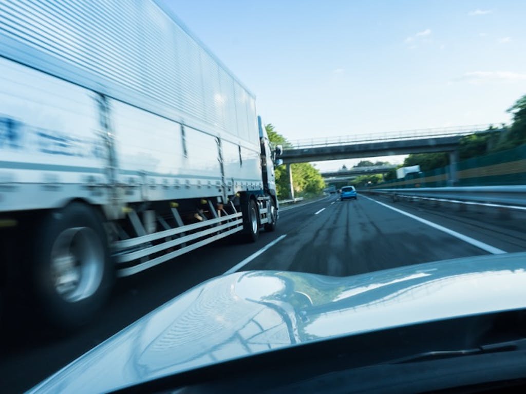 追い越し車線を走り続けるのは違反!追い越し車線を正しく使おう