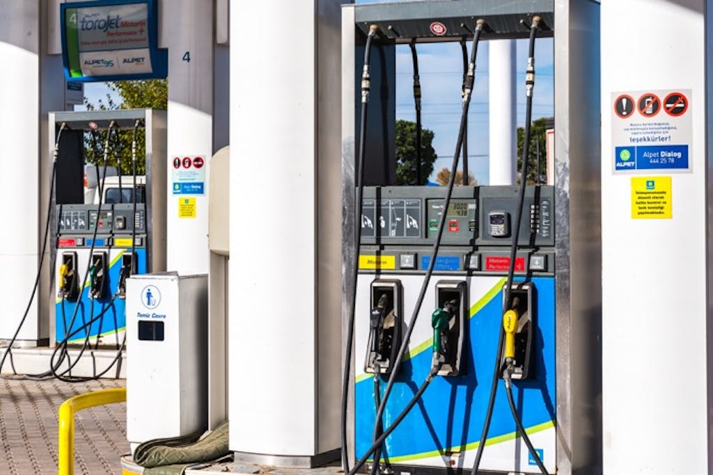 ガソリンにかかる税金とは?価格高騰の理由や諸外国のガソリン事情を紹介
