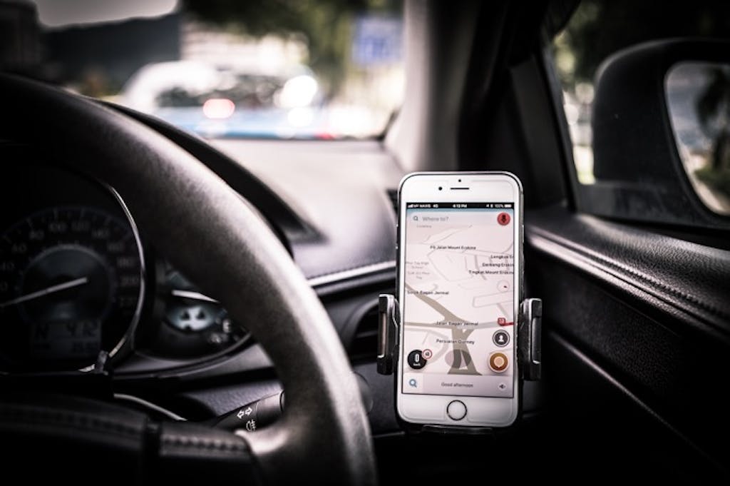 車載カーナビとスマホアプリはどっちがいいの?それぞれのメリットデメリットを解説!