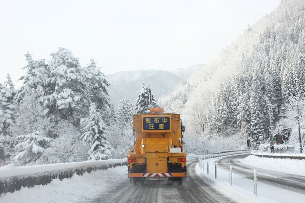 高速道路で除雪車の追い越しは禁止?正しい対応について解説!