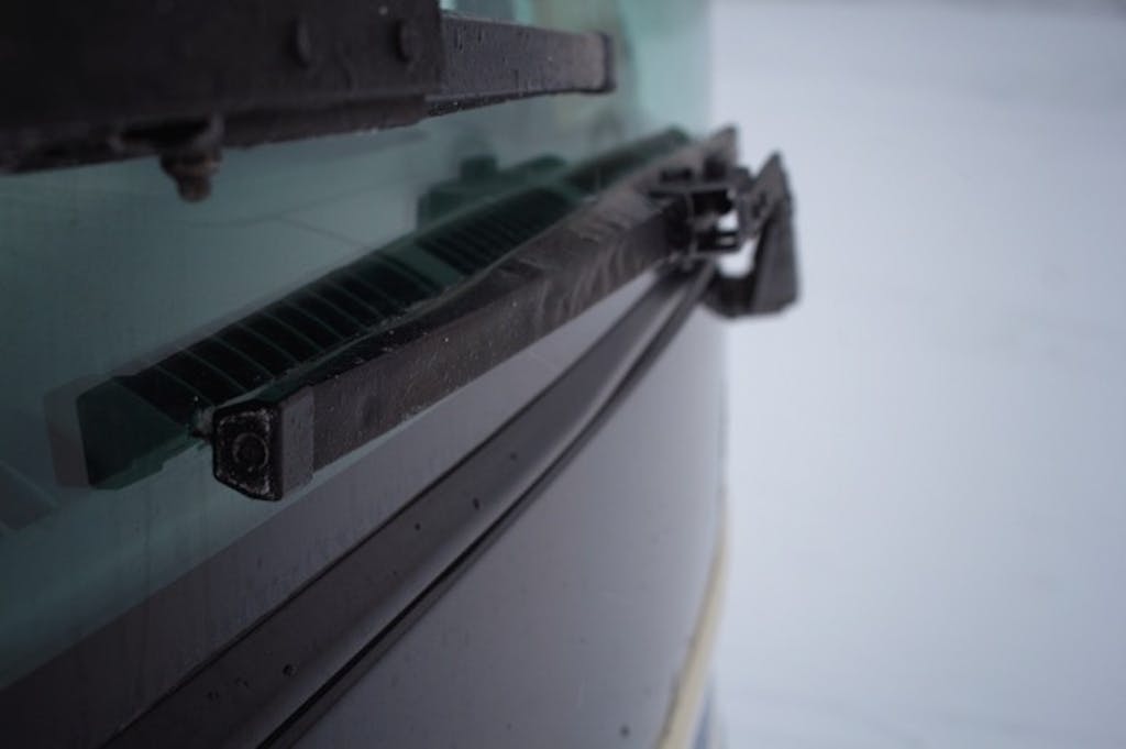 雪の日の駐車時にワイパーは立てるべき？メリットとデメリットを解説！