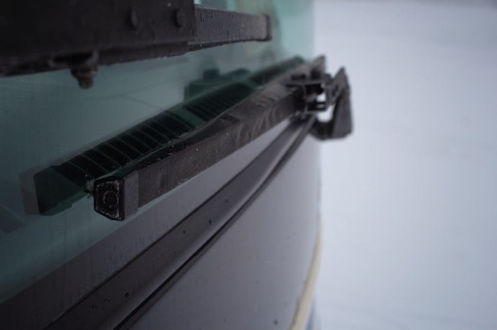 雪の日の駐車時にワイパーは立てるべき?メリットとデメリットを解説!