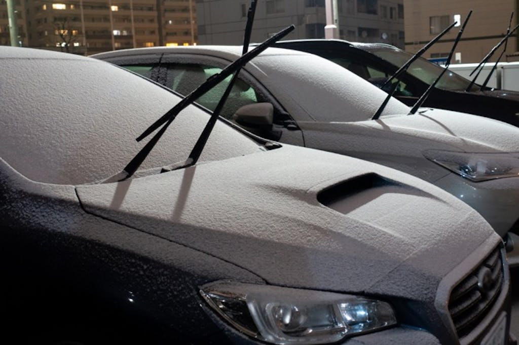雪の日の駐車時にワイパーは立てるべき？メリットとデメリットを解説！
