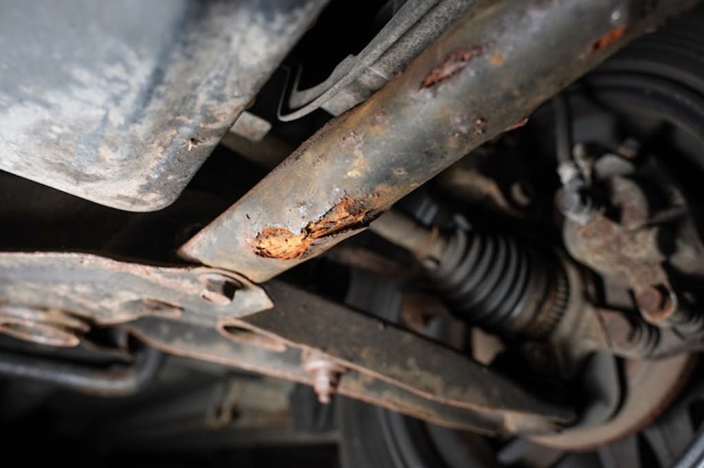 冬の洗車を快適に!冬ならではの注意点とコツを紹介