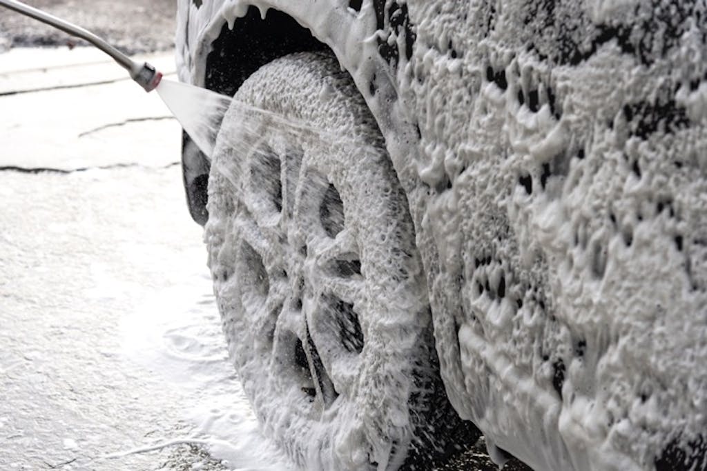 冬の洗車を快適に！冬ならではの注意点とコツを紹介