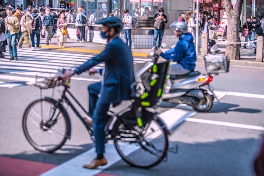骨伝導イヤホンを着用して自転車運転は違反?罰則についても解説!