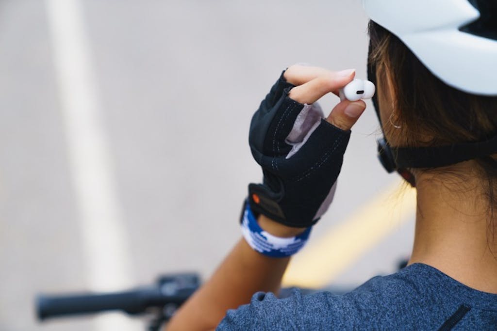 骨伝導イヤホンを着用して自転車運転は違反?罰則についても解説!