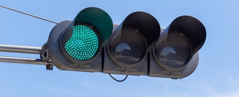 青信号が「緑色」である理由を紹介！昔は「緑信号」と呼ばれていた？
