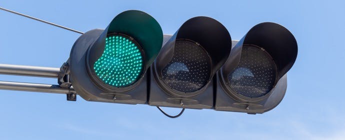 青信号が「緑色」である理由を紹介！昔は「緑信号」と呼ばれていた？