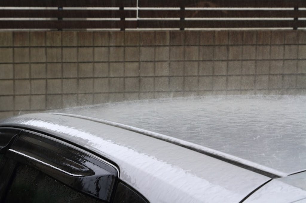 雨の日の洗車の注意点は?メリットとデメリットを紹介!