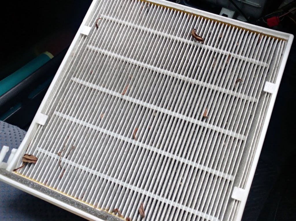 車のエアコンが最初だけくさい!対処法と防止策を紹介