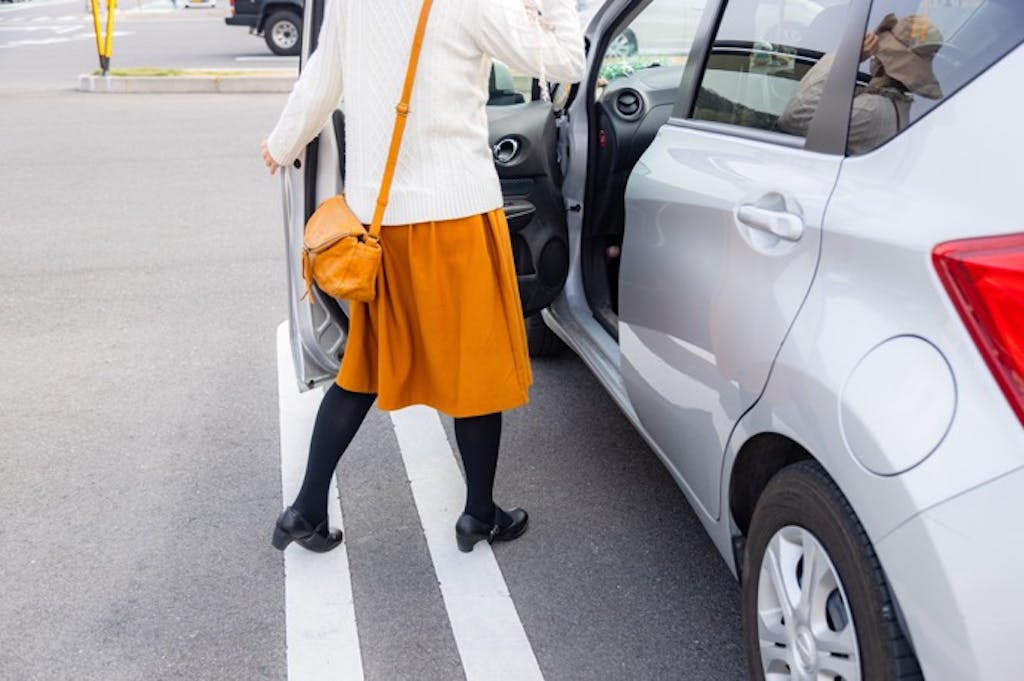 車内から給油口がどっちか確認する方法は?クルマによって違う理由も紹介!