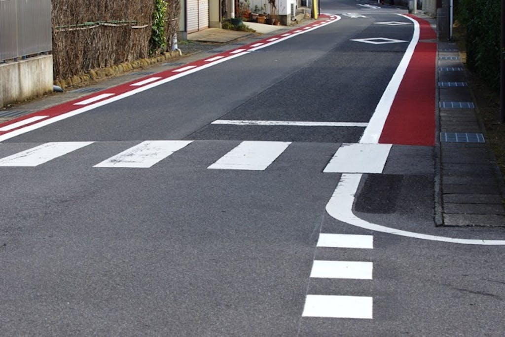 路側帯と路肩の違いとは?走行や駐車のルールを解説