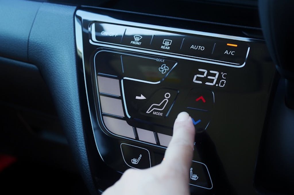 クルマの暖房が利かない原因は?ハイブリッド車は暖房が利きにくい?