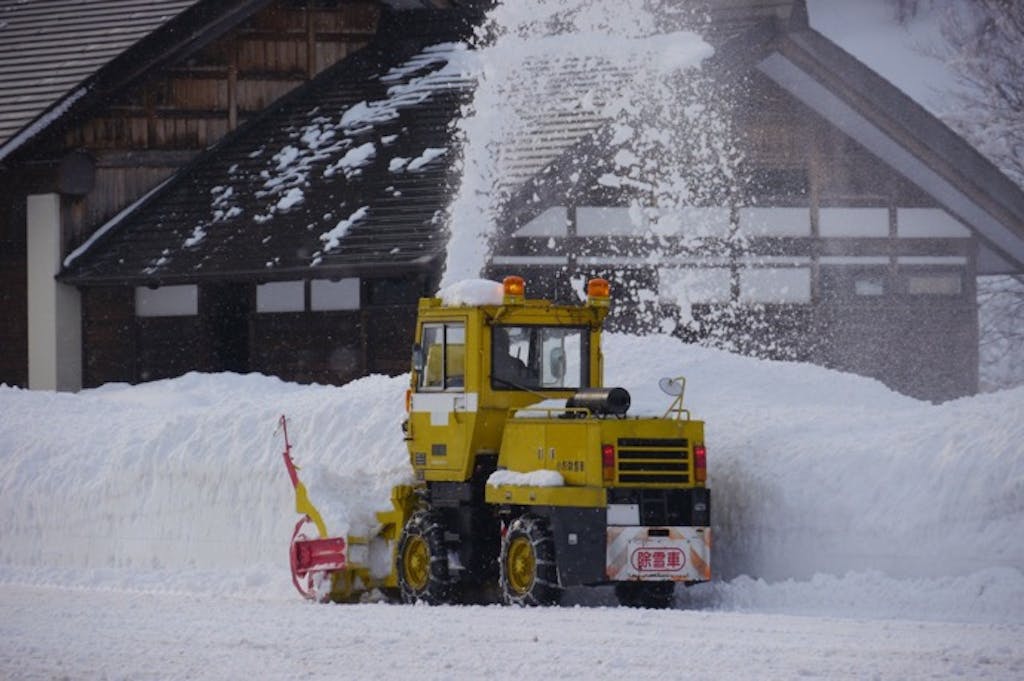 除雪車は普通免許で運転できる?除雪車の免許ルールを紹介!