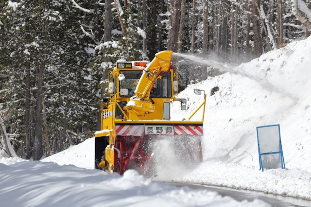 除雪車は普通免許で運転できる?除雪車の免許ルールを紹介!