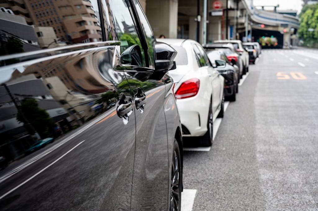縦列駐車のコツを解説!ポールがないとき何を見る?