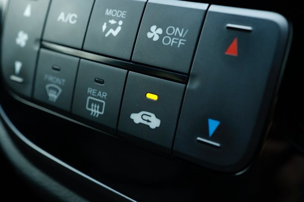 クルマのエアコンガスの補充方法を解説!余ったガスはどう処理する?