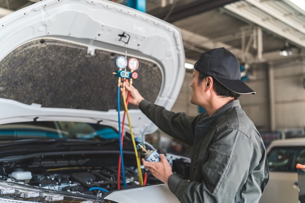 クルマのエアコンガスの補充方法を解説!余ったガスはどう処理する?