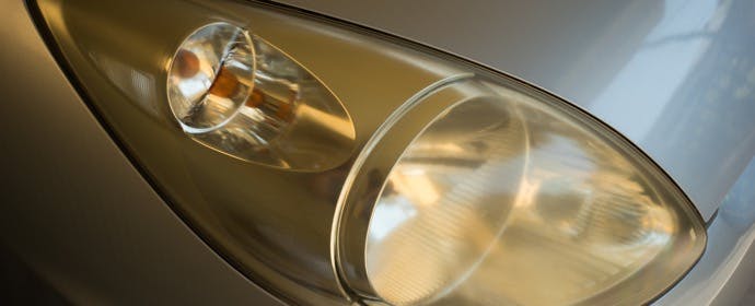 ヘッドライトの黄ばみを自分で取る方法とは？