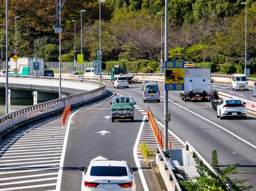 高速道路で上手に合流するには?流れとコツを解説!