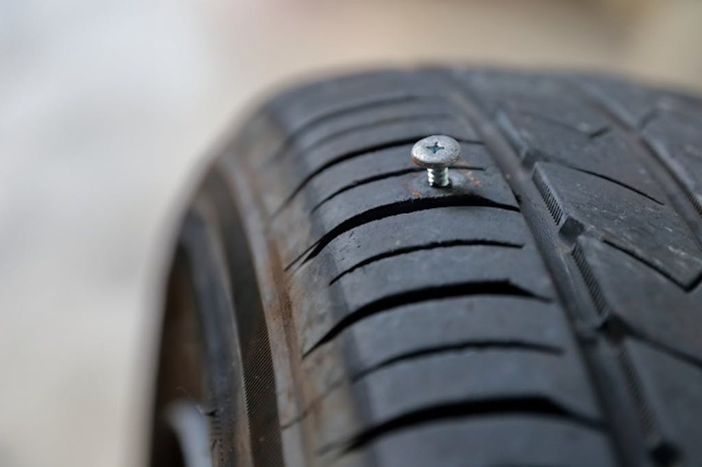 高速道路でのタイヤバーストを防ぐ──緊急対応と日常メンテガイド
