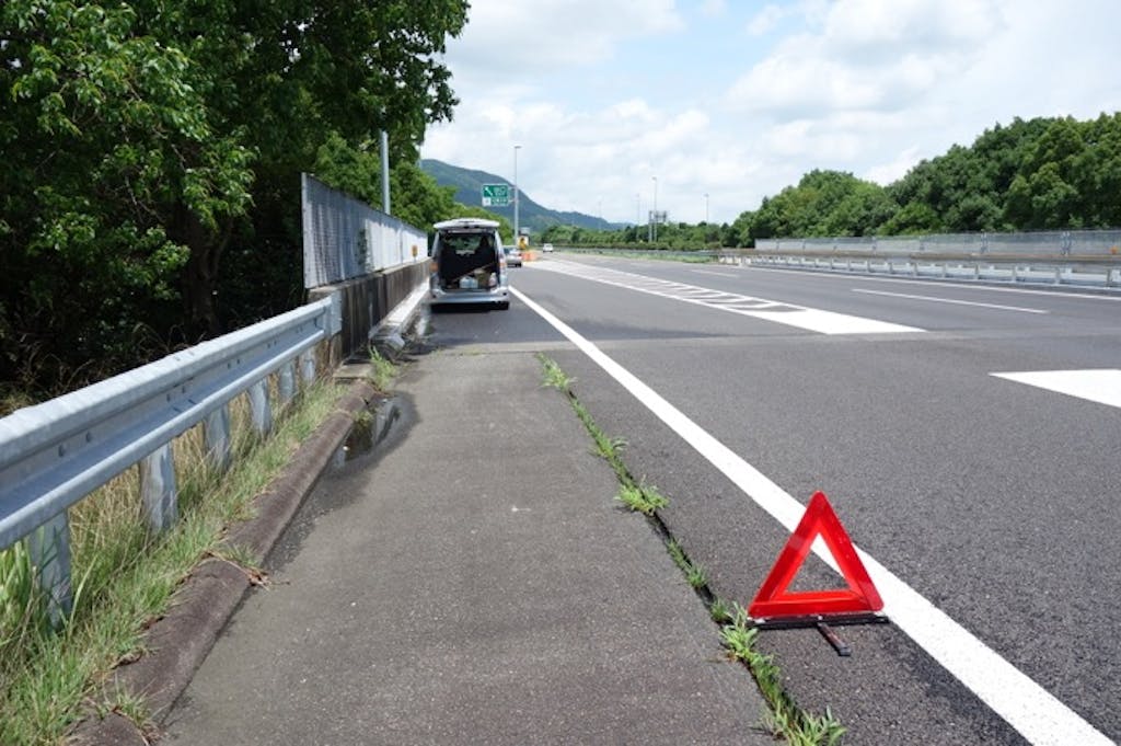 高速道路でのタイヤバーストを防ぐ──緊急対応と日常メンテガイド