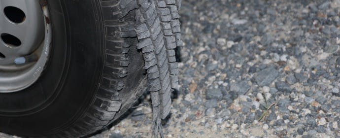 高速道路でのタイヤバーストを防ぐ──緊急対応と日常メンテガイド