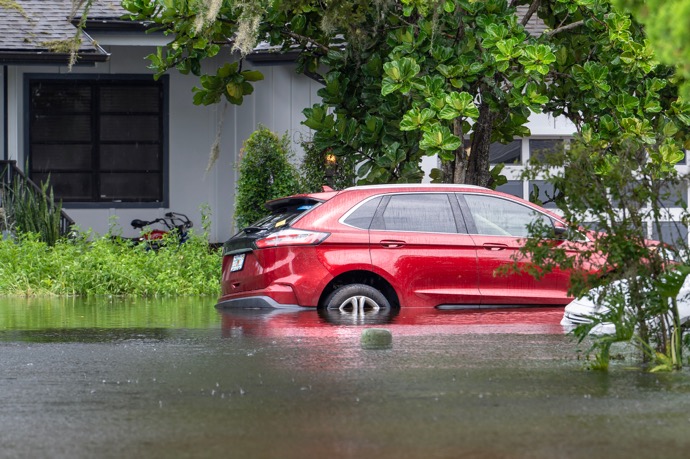 冠水路で慌てないために――一般乗用車の浸水対策と緊急対応ガイド