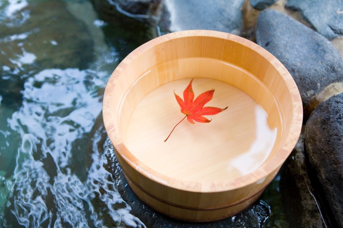 紅葉と温泉を楽しむドライブスポット｜見ごろ時期と安全運転のポイント