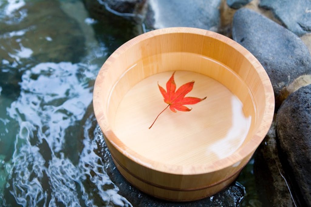 紅葉と温泉を楽しむドライブスポット|見ごろ時期と安全運転のポイント