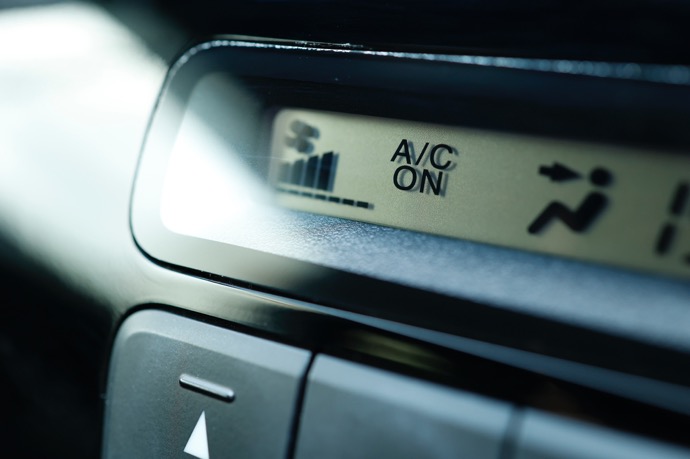 クルマのエアコンは燃費・電費に影響？季節別の賢い使い方