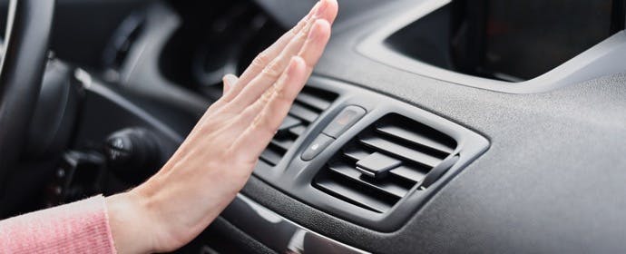 クルマのエアコンは燃費・電費に影響？季節別の賢い使い方
