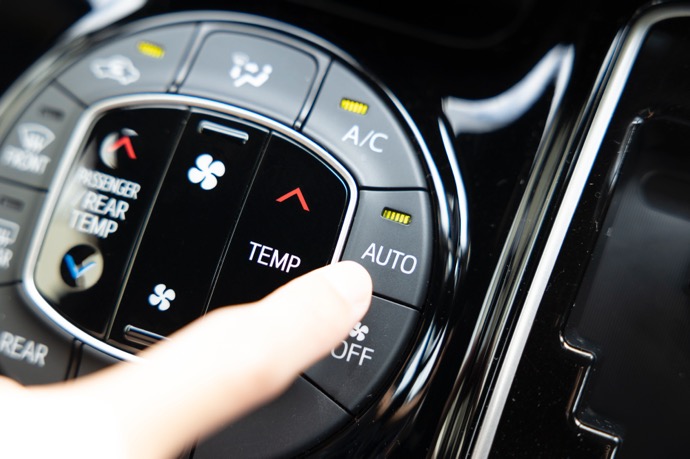 クルマのエアコンは燃費・電費に影響？季節別の賢い使い方