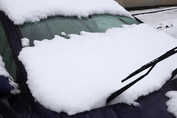冬用ワイパーへの交換時期はいつ？雪道で視界を守る選び方と正しい使い方