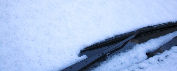 冬用ワイパーへの交換時期はいつ？雪道で視界を守る選び方と正しい使い方