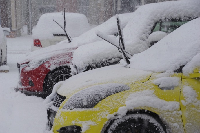 冬用ワイパーへの交換時期はいつ？雪道で視界を守る選び方と正しい使い方