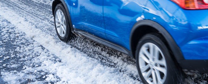 低温時のゴム硬化とは？乗用車タイヤの安全と冬の走り方