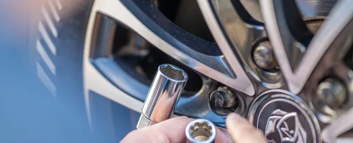 【2026】夏タイヤへの履き替え時期はいつ?気温7度が目安!地域別タイミングと点検術