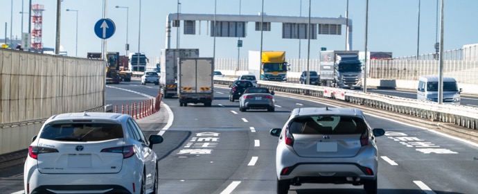 長距離運転でも疲れないコツ！正しい運転姿勢とタイヤの重要性