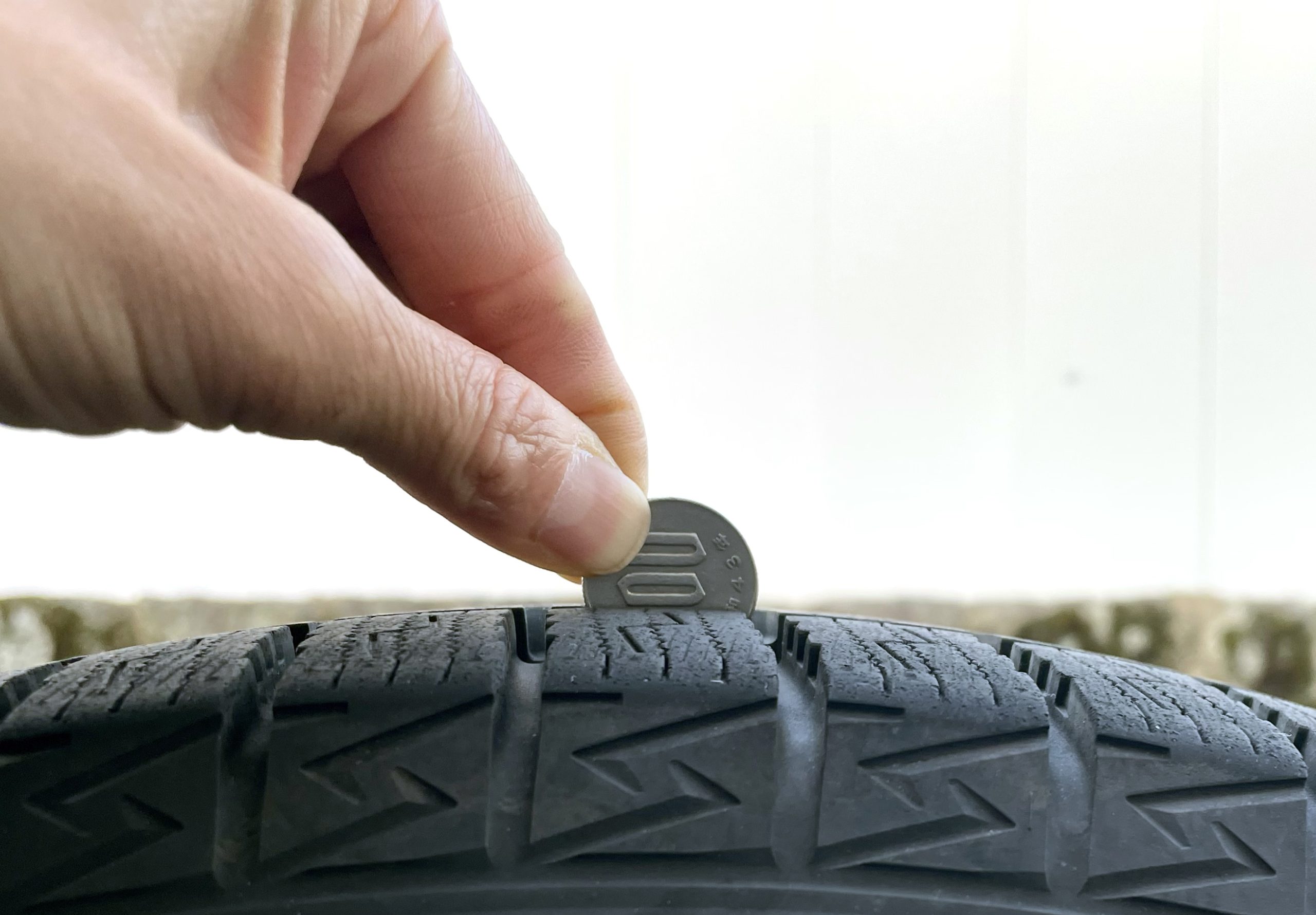 低温時のゴム硬化とは？乗用車タイヤの安全と冬の走り方