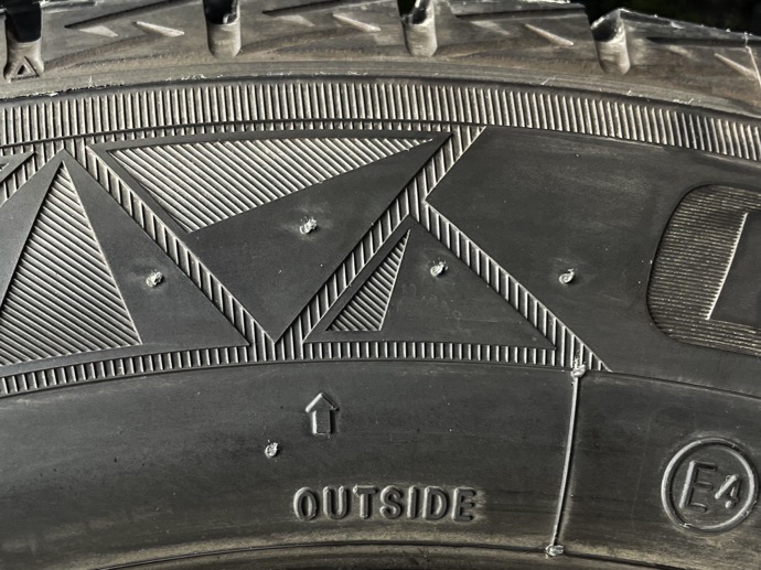 方向性タイヤ・非対称パターンの取り付け向きと注意点｜知っておきたい装着法の基本