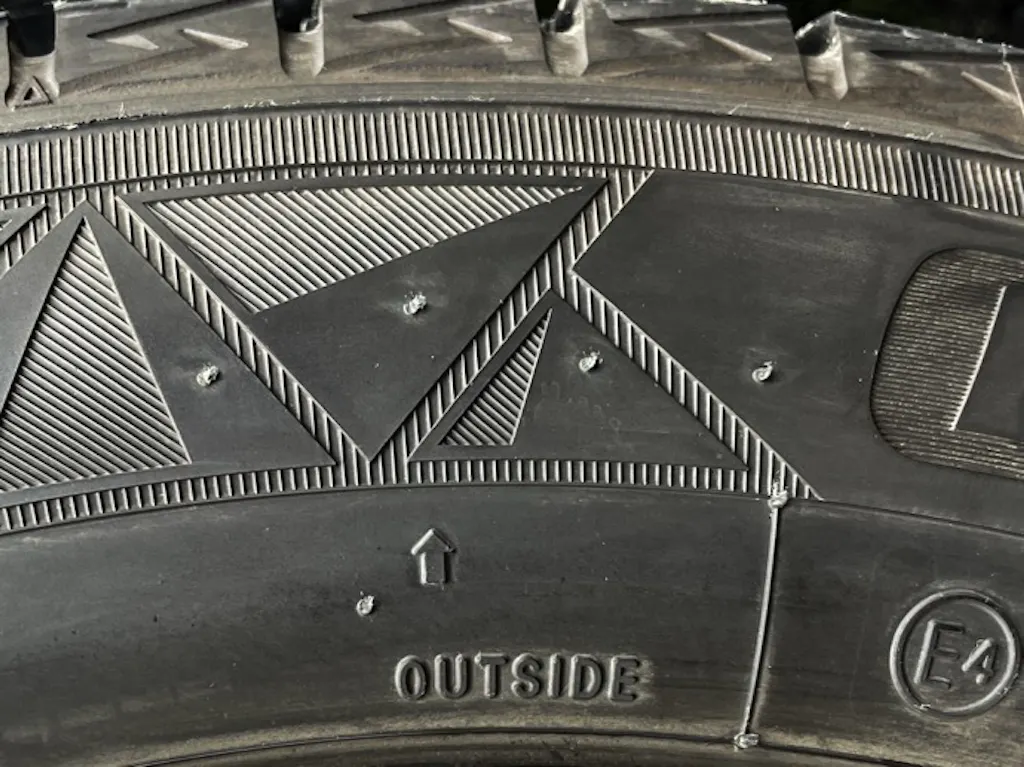 方向性タイヤ・非対称パターンの取り付け向きと注意点|知っておきたい装着法の基本