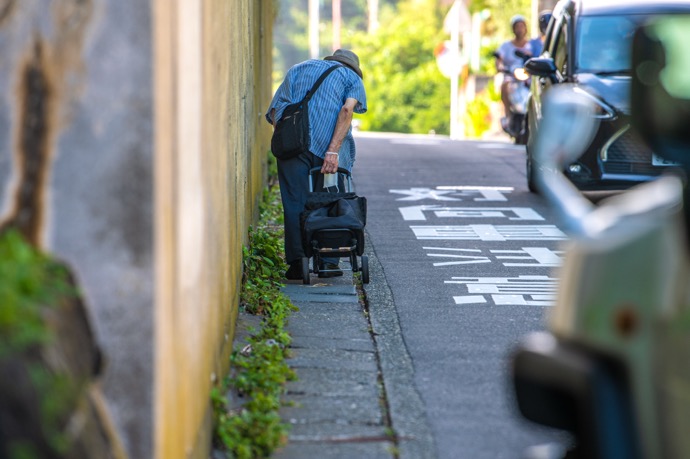 お盆の帰省ドライブ｜慣れない道・狭い道・夕暮れを安全に：生活道路