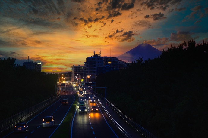 お盆の帰省ドライブ｜慣れない道・狭い道・夕暮れを安全に：薄暮時間のドライブ