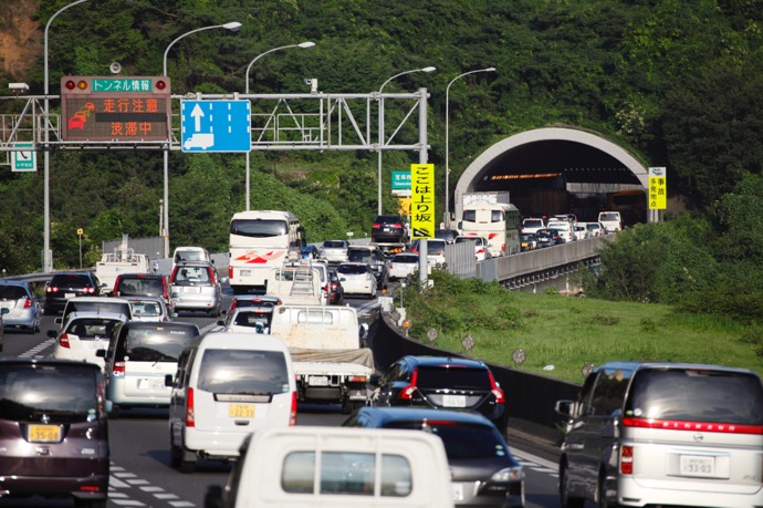 お盆の帰省ドライブ｜慣れない道・狭い道・夕暮れを安全に：帰省渋滞