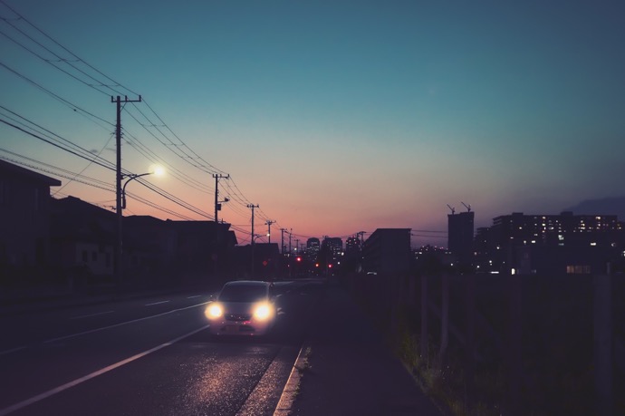 新学期の通学路｜9月に増える子どもの事故と、運転側の備え：夕暮れ