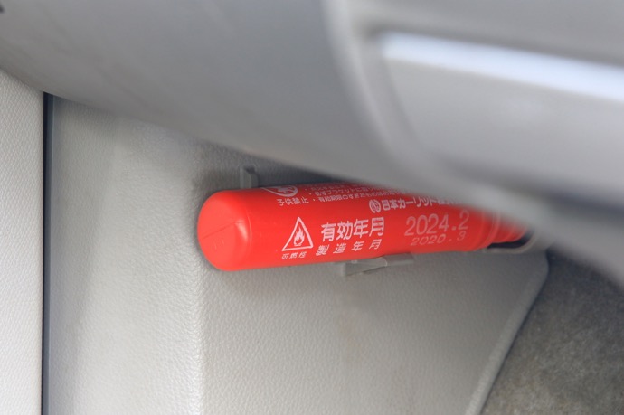秋の長距離ドライブ前に確認したい、愛車の安全チェックポイント3項目：発煙筒の期限チェック